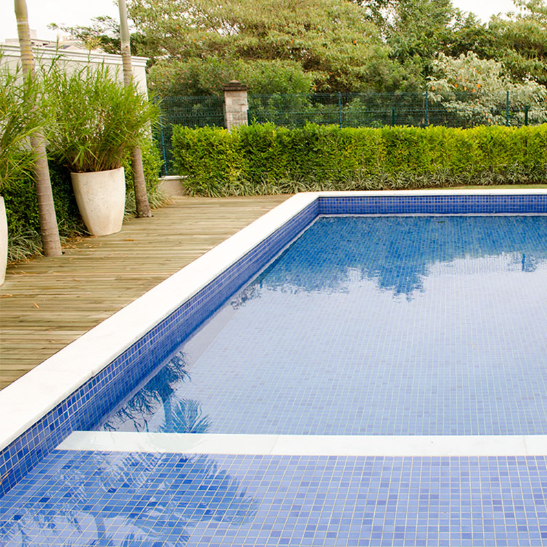 Borda de piscina e piso de madeira